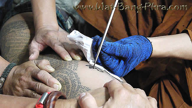 Buddhist monk makes Sak Yant