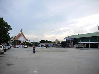 Wat Bang Phra forecourt