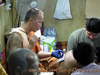 Tattoo monk makes Sak Yant